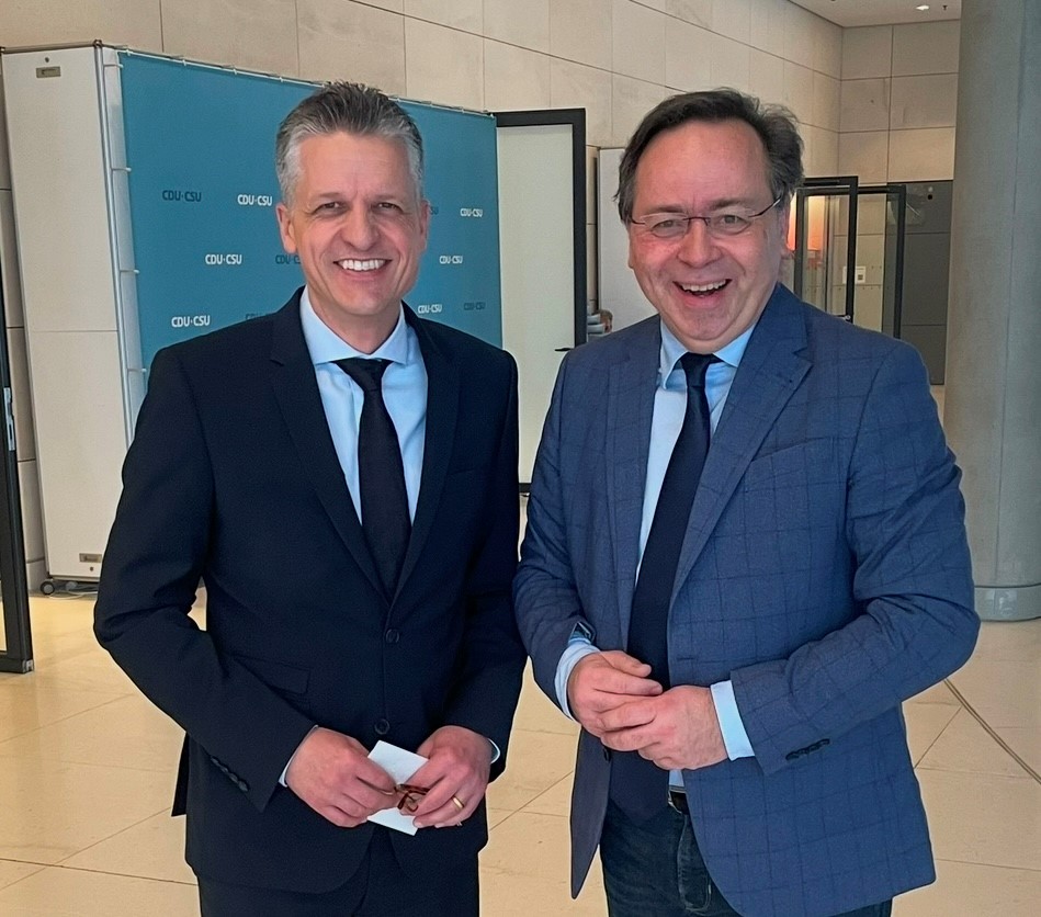 Thorsten Frei steht links im Bild, Patrick Meinhardt steht rechts daneben 